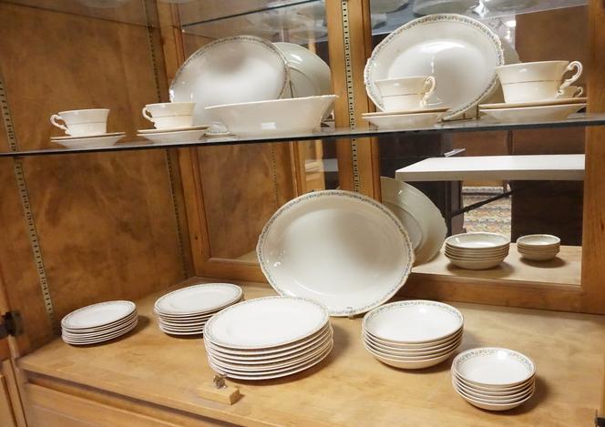 52 PC SYRACUSE CHINA DINNERWARE SET: 52 PC SRYACUSE CHINA DINNERWARE SET W/ ROSE AND CORNFLOWER BORDER LARGEST PLATTER IS 16 IN