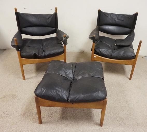 PAIR OF MCM CHAIRS W/ MATCHING OTTOMAN: PAIR OF MIDCENTURY MODERN ARMCHAIRS WITH A MATCHING OTTOMAN, BLACK LEATHER HAS WEAR AND DAMAGE WHERE IT BINDS TO ARMS