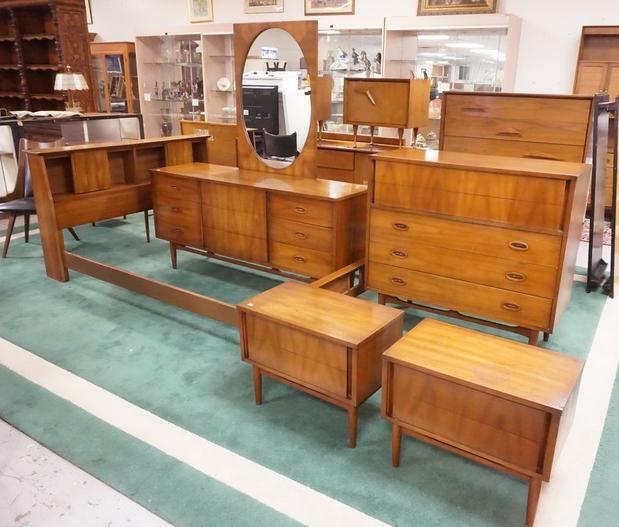 DIXIE 5 PC MCM BEDROOM SET: DIXIE 5 PC MID CENTURY MODERN BEDROOM SET