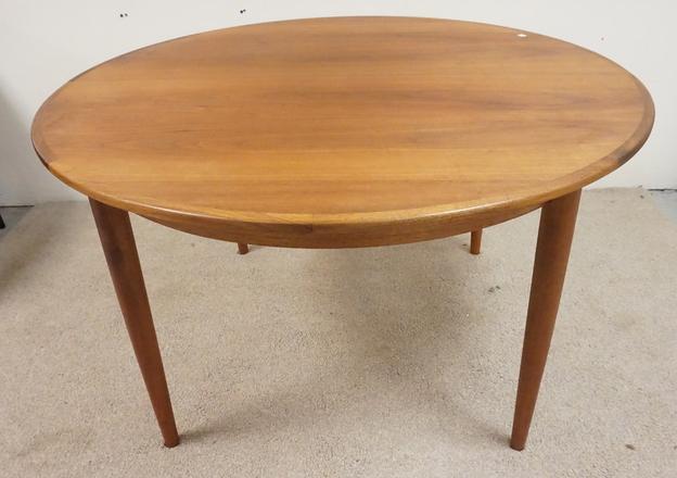 GUDME DANISH MODERN ROUND TABLE: GUDME MOBEL FABRIK 48 IN ROUND TABLE WITH TWO 19 1/2 IN LEAVES