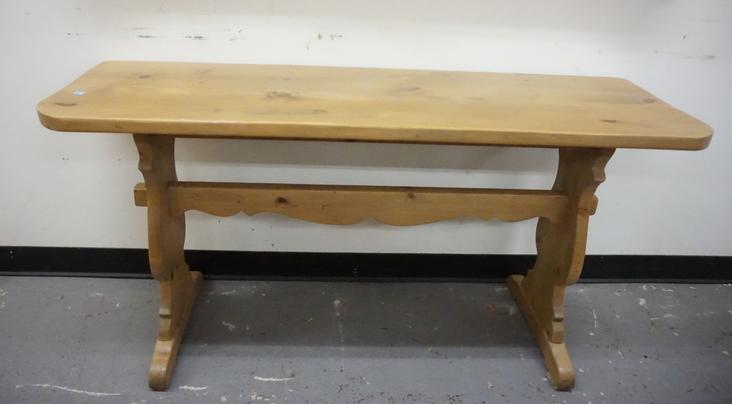 ETHAN ALLEN CONSOLE TABLE: ETHAN ALLEN CONSOLE TABLE W/STRETCHER BASE