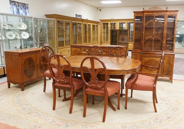10 PC CARVED DINING ROOM SUITE: 10 PIECE CARVED DINING ROOM SUITE. TABLE WITH OVAL PEDESTAL AND 2 LEAVES, 6 PLUME BACK CHAIRS, CHINA CABINET WITH LATTICE CREST, BUFFET WITH BOWED CENTER AND SERVER. SERVER HAS SCRATCHES ON THE TOP SU