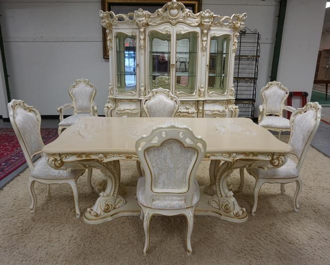 ITALIAN BAROQUE STYLE 8 PC DINING ROOM SUITE: ITALIAN BAROQUE STYLE 8 PC DINING ROOM SUITE IN A GLOSSY WHITE FINISH WITH GOLD TRIM. TABLE WITH FAUX DECORATED TOP, BREAKFRONT WITH BEVELED CURVED GLASS PANES, LIGHTING AND GLASS SHELVES AND 6 CHAIRS