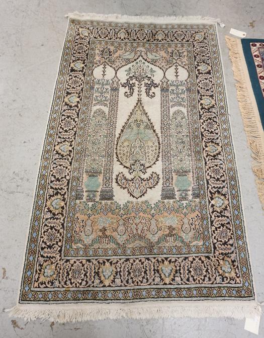 ORIENTAL PRAYER RUG: ORIENTAL PRAYER RUG. 3 FT X 4 FT 10 IN