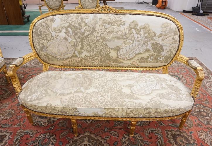 CARVED GILT SETTEE: CARVED GILT SETTEE WITH UPHOLSTERED SEAT, BACK AND ARM RESTS,