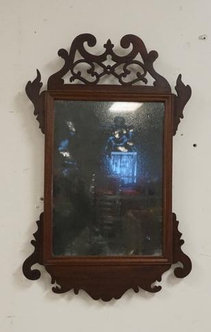 ANTIQUE CHIPPENDALE MIRROR: ANTIQUE CHIPPENDALE MIRROR W/ FRETWORK CREST, 15 1/4 IN X 24 IN