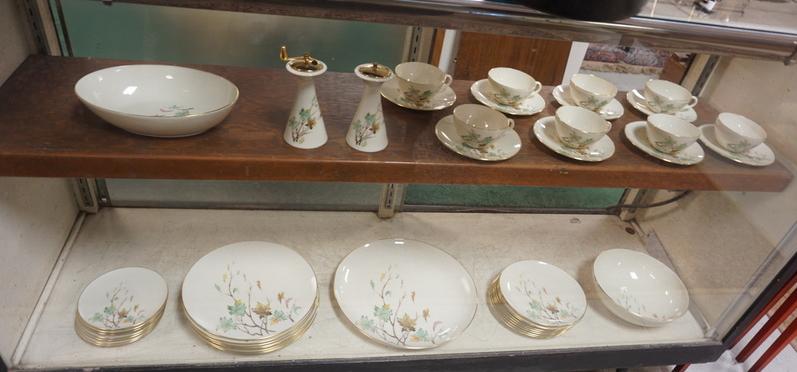 LENOX WESTWIND DINNERWARE SET: 44 PIECE LENOX WESTWIND DINNERWARE SET. SERVICE FOR 8 PLUS SERVING PIECES. PLATTER IS 12 3/4 IN