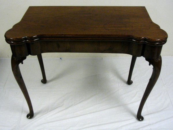 PERIOD MAHOGANY FLIP TOP GAME TABLE, QUEEN ANN, FR: PERIOD MAHOGANY FLIP TOP GAME TABLE, QUEEN ANN, FRONT LEG REPAIRED; 39 IN W, 29 IN H; HAS ACCORDION EXTENSION