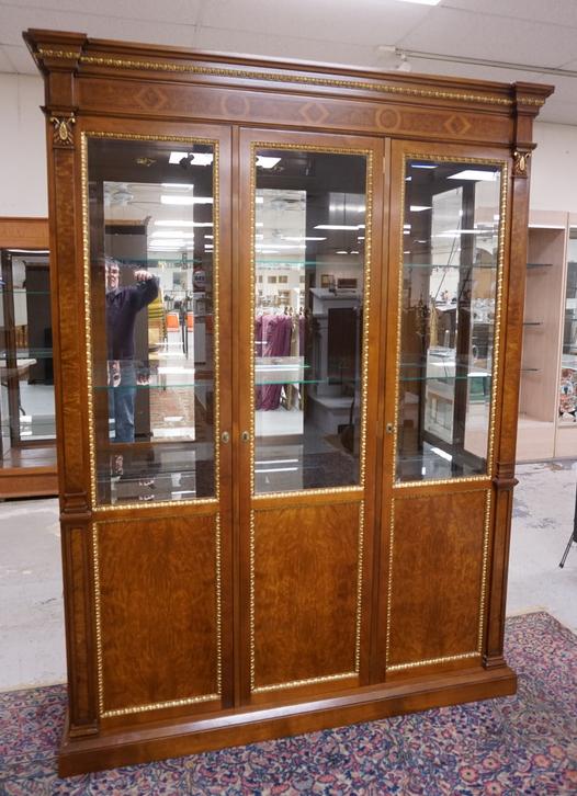 FRANCESCO MOLON GIEMME FINE FURNITURE DISPLAY CABINET: FRANCESCO MOLON GIEMME FINE FURNITURE LARGE DISPLAY CABINET, HAS LIGHTING, GLASS SHELVES & MIRROR BACK, HAS THREE DOORS & BEVELED GLASS