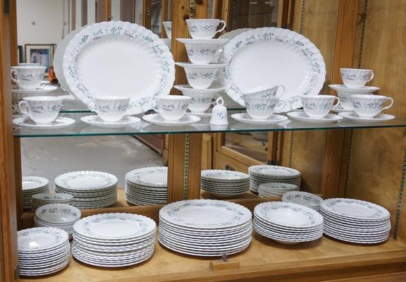 101 PC ROYAL DOULTON GLEN AULDYN DINNERWARE: 101 PIECE ROYAL DOULTON *GLEN AULDYN* DINNERWARE SET, PLATTERS ARE 13 1/2 IN