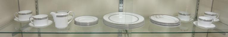 31 PC WEDGWOOD/VERA WANG *VERA LACE* DINNERWARE: 31 PIECE WEDGWOOD/VERA WANG *VERA LACE* DINNERWARE SET, SERVICE FOR 6 PLUS CREAMER