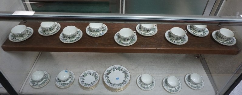 51 PC ROYAL WORCESTER *LAVINIA* PATTERN DINNERWARE: 51 PIECE ROYAL WORCESTER *LAVINIA* PATTERN DINNERWARE, LARGEST PLATES ARE, 8 IN