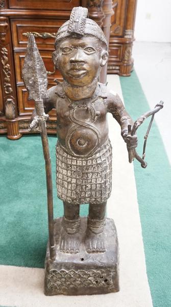 AFRICAN BRONZE STATUE: AFRICAN BRONZE STATUE A MAN HOLDING A SPEAR & A BOW, 34 IN H