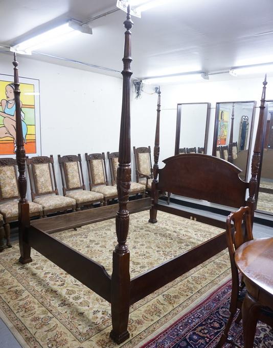 QUEEN SIZE 4 POSTER BED: QUEEN SIZE 4 POSTER BED