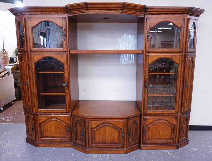 WALL/ENTERTAINMENT UNIT: LARGE WALL/ENTERTAINMENT UNIT