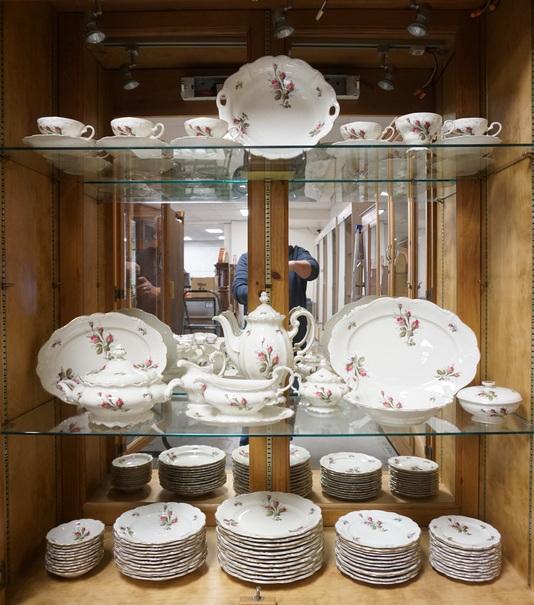92 PC ROSENTHAL POMPADOUR DINNERWARE SET: 92 PIECE ROSENTHAL POMPADOUR DINNERWARE SET, LARGEST PLATTER IS 15 IN, COFFEE POT IS 12 IN H