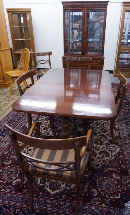 MAHOGANY 7 PC DINING ROOM: MAHOGANY SEVEN PIECE DINING ROOM, TABLE W/ ONE LEAF, FIVE CHAIRS & A CHINA CABINET