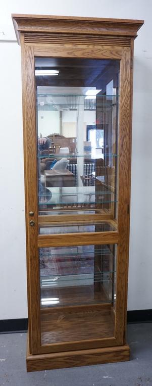 OAK DISPLAY CABINET: OAK DISPLAY CABINET HAS MIRROR BACK GLASS SHELVES & LIGHTING