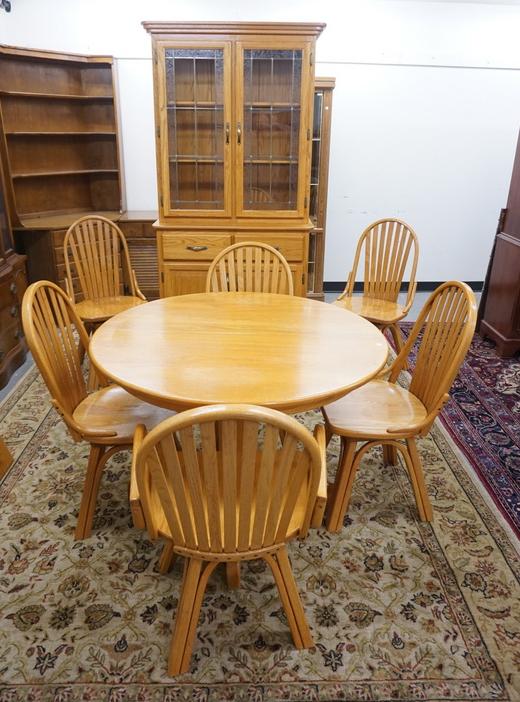 8 PC BLONDE OAK DINNING ROOM: EIGHT PIECE BLONDE OAK DINNING ROOM, ROUND TABLE W/ ONE WIDE LEAF, SIX BENTWOOD CHAIRS, & A CHINA CABINET W/ LEADED DOORS FRAMED IN ETCHED PANELS