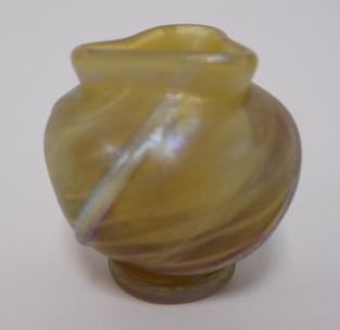 SIGNED LCT GOLD LUSTER CABINET VASE: GOLD LUSTER CABINET VASE W/ A TRI-CORNER TOP, HAS FOUR RAISED SWIRLED RIBS POLISHED PONTIL IT IS SIGNED L.C.T. 08374, 2 1/2 IN H