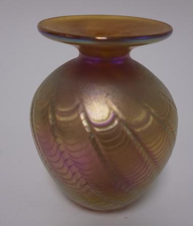 ROBERT HELD CONTEMPORARY ART GLASS VASE: SIGNED ROBERT HELD CONTEMPORARY ART GLASS VASE, 4 1/2 IN H