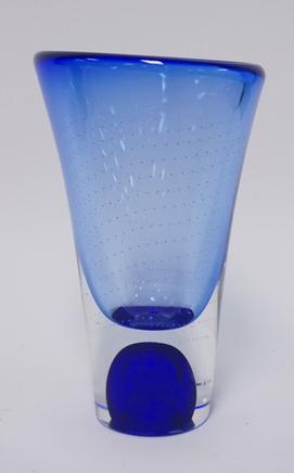 COSTA BODA G. WOLF ART GLASS VASE: COSTA BODA G. WOLF ART GLASS VASE CRYSTAL OVER COBALT BLUE W/ CONTROLLED BUBBLES SIGNED *COSTA BODA G. WOLF 2040057* 8 5/8 IN H