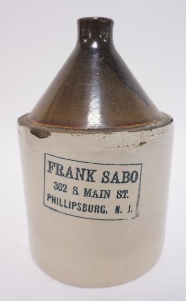 SHOULDER JUG FRANK SABO PHILLIPSBURG NJ: SHOULDER JUG FRANK SABO PHILLIPSBURG NJ, HAS A CHIP ON THE SHOULDER, 11 IN H