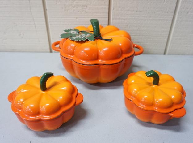 CAST IRON COOKWARE, PUMPKIN DUTCH OVEN, 3 PC: CAST IRON COOKWARE, PUMPKIN DUTCH OVEN, THREE PIECES, ONE LARGE & TWO SMALL