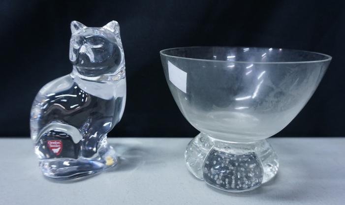 CRYSTAL LOT, 2 PC ORREFORS CAT & A BOWL CONTOLLED: CRYSTAL LOT, TWO PIECES ORREFORS CAT & A BOWL CONTROLLED BUBBLED BASE, CAT IS 5 1/8 IN H
