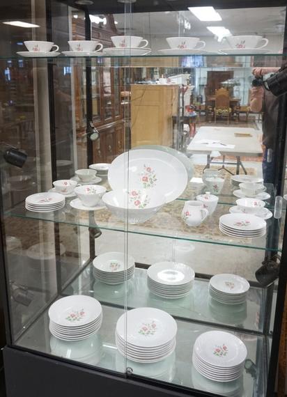 53 PC HUTSCHENREUTER *EXZELLENZ* DINNERWARE: 53 PC HUTSCHENREUTER *EXZELLENZ* DINNERWARE SET, PLATTER IS 13 IN