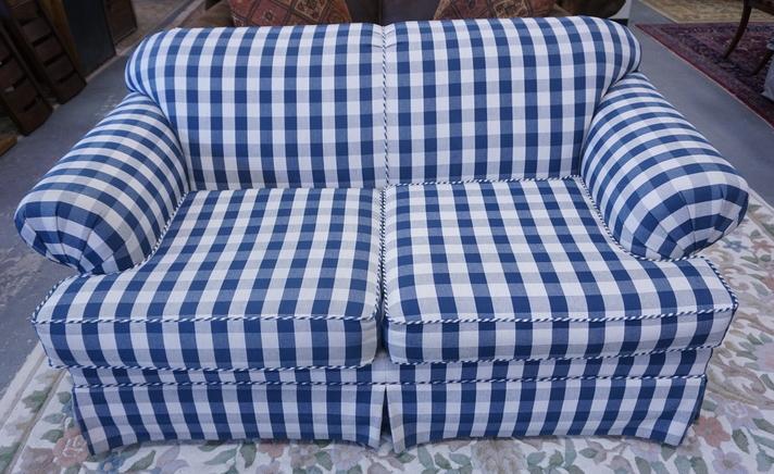 GINGHAM PATTERNED LOVESEAT: GINGHAM PATTERNED LOVESEAT