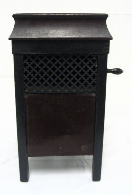 CHILDS MINI VICTROLA; TIN CASE & WOODEN FRAME; HAS