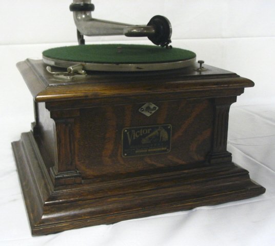 VICTOR OAK TABLE TOP VICTROLA, MODEL VICIII W/OAK - 2