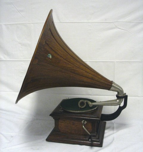 VICTOR OAK TABLE TOP VICTROLA, MODEL VICIII W/OAK - 3