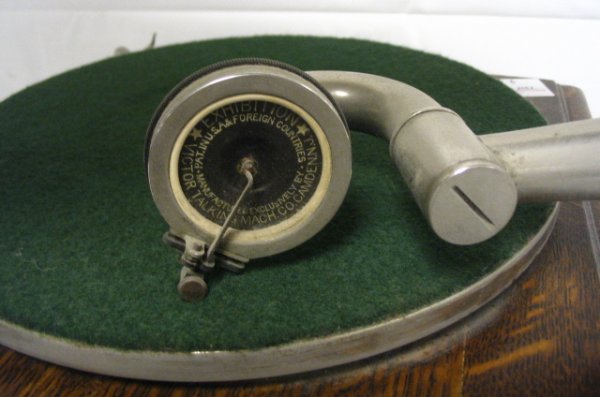 VICTOR OAK TABLE TOP VICTROLA, MODEL VICIII W/OAK - 4