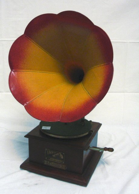 SMALL TABLE TOP VICTROLA, MODEL VICO; METAL HORN H