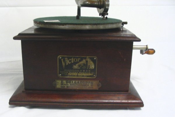 SMALL TABLE TOP VICTROLA, MODEL VICO; METAL HORN H - 2