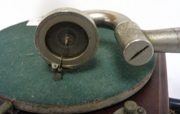 SMALL TABLE TOP VICTROLA, MODEL VICO; METAL HORN H - 5