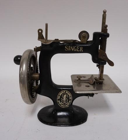 ANTIQUE CHILDS SINGER SEWING MACHINE (1 of 3)