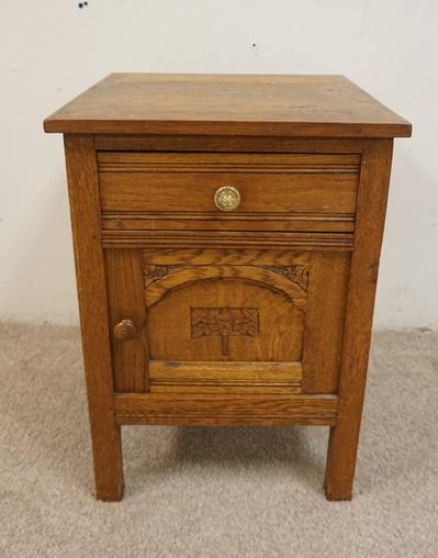 ANTIQUE OAK SMALL STAND (1 of 2)