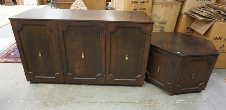 SIDEBOARD AND END TABLE LOT: 3 DOOR SIDEBOARD AND END TABLE LOT