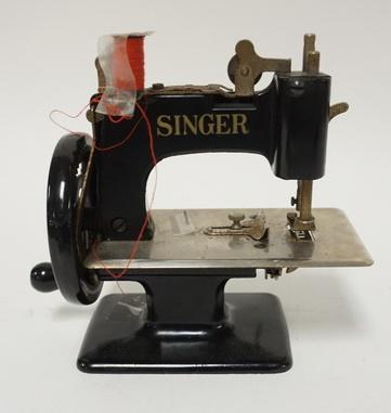 SINGER CHILDS SEWING MACHINE (1 of 2)
