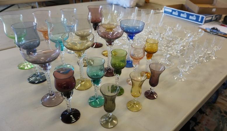 LOT ASSORTED WINES AND CORDIALS: LOT OF ASSORTED CLEAR AND COLORED WINES AND CORDIALS