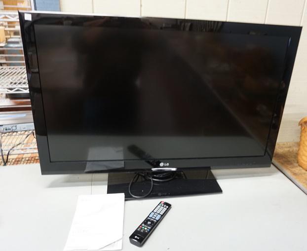 LG FLAT SCREEN TV-42 IN (1 of 1)