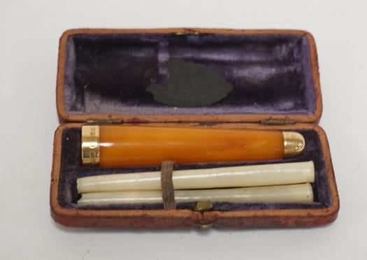 14K GOLD & YELLOW CATTALIN CIGARETTE HOLDER (1 of 2)