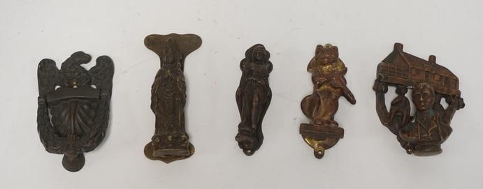 5 MINIATURE BRASS DOOR KNOCKERS: 5 MINIATURE BRASS DOOR KNOCKERS, INCLUDING CAT & FIDDLE TALLEST IS 4 IN