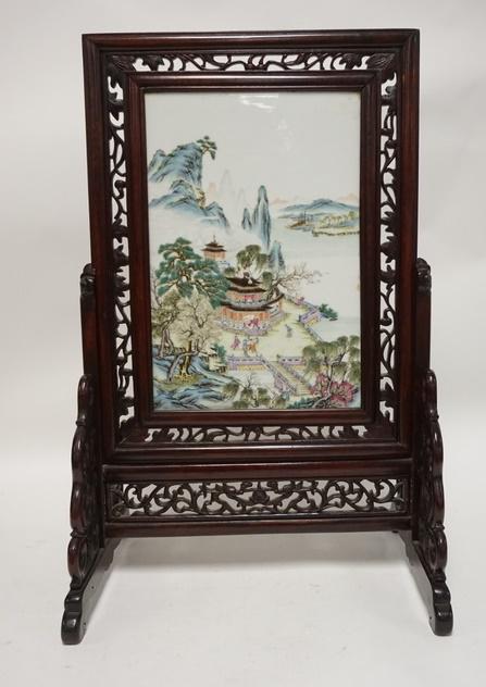 HP PAINTED ASIAN PORCELAIN PLAQUE IN AN ORNATE CARVED (1 of 3)