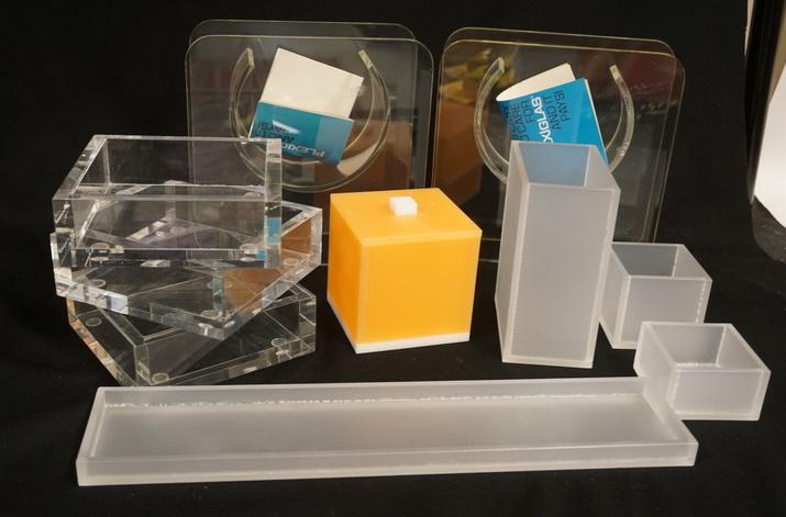 10 PC MODERN PLEXIGLASS ACCESSORIES BY GREWE PLASTICS: 10 PIECE MODERN PLEXIGLASS ACCESSORIES BY GREWE PLASTICS, LARGEST PIECES ARE 9 IN H