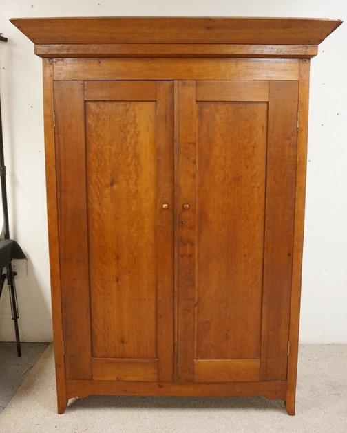 LARGE ANTIQUE 2 DOOR COUNTRY CUPBOARD (1 of 3)