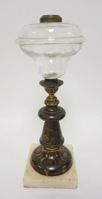ANTIQUE KEROSENE LAMP: ANTIQUE KEROSENE LAMP WITH WHEEL CUT GLASS FONT, GOLD DECORATED BRASS STEM AND A STONE BASE.14 3/4 IN HIGH